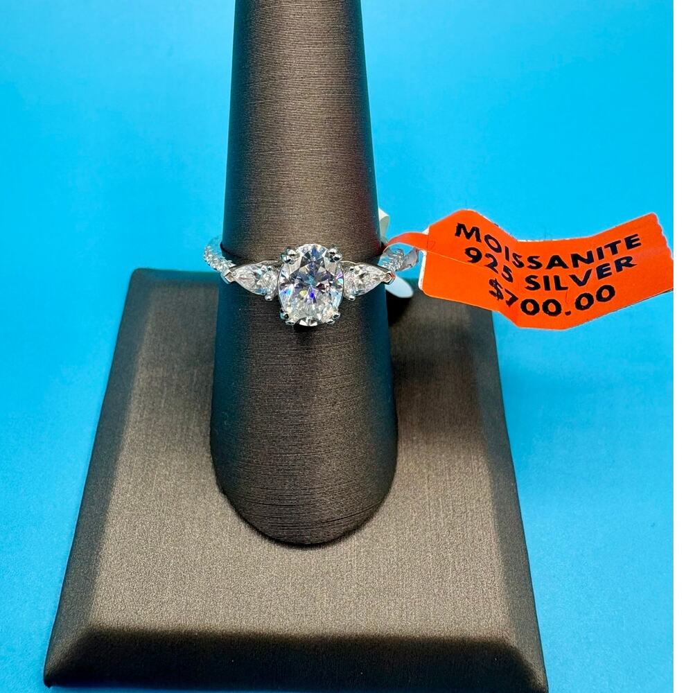 NWT Sz. 8 (7.75) - 2.0ct Moissanite 925 Sterling 3 Stoned Ring